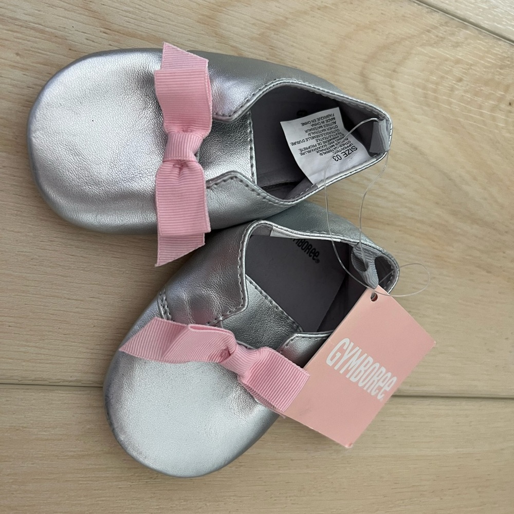 GYMBOREE METALLIC BABY SHOES WITH PINK BOW